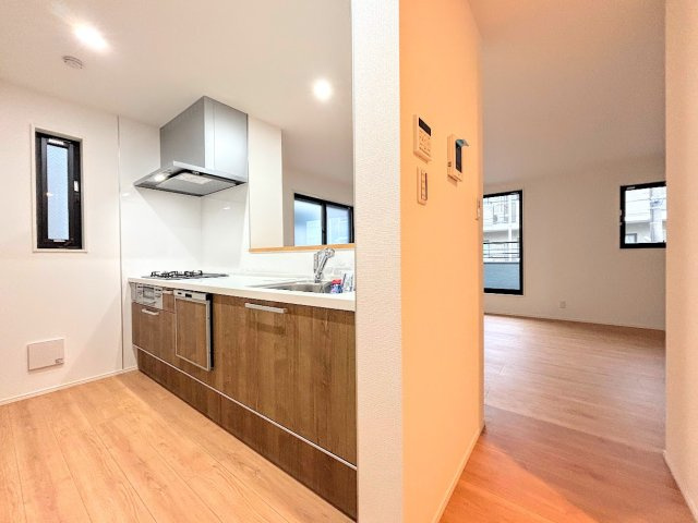 港南区丸山台2丁目　新築戸建てのキッチン|◆キッチンからダイニングやリビングが見渡せるキッチン。料理をしながら家族とコミュニケーションをとれるだけでなく、大きな開放感も得られることができます。