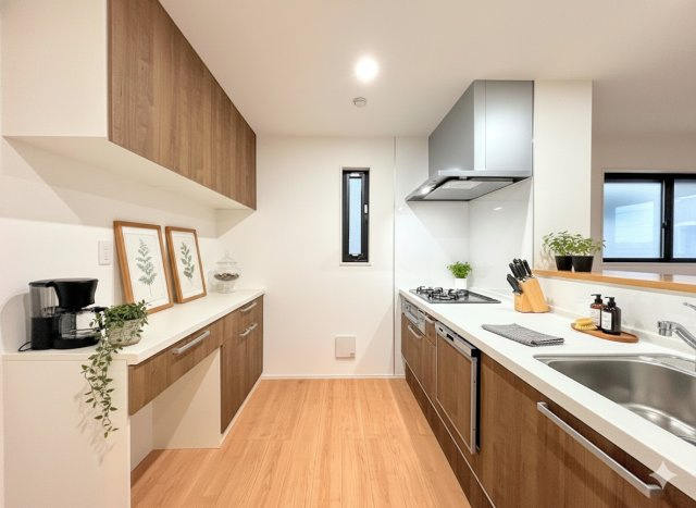 港南区丸山台2丁目　新築戸建てのキッチン|◆デザイン性と機能性を兼ね備えたキッチンです。リビングスペースとの一体感が生まれ、広々空間を演出してくれます。(家具はイメージ写真です）
