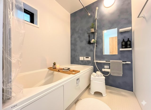 港南区丸山台2丁目　新築戸建ての浴室|◆お子様と一緒にバスタイムを楽しめる広々空間。浴室乾燥機付で心地よいバスタイムを実現します。(家具はイメージ写真です）
