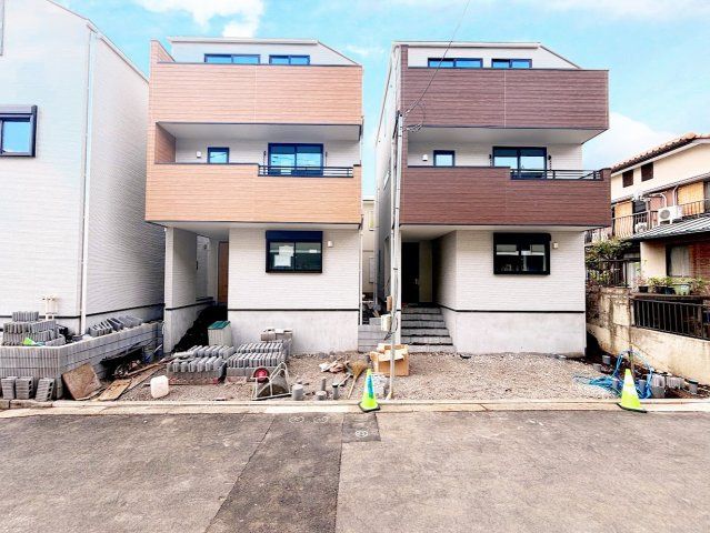 港南区丸山台2丁目　新築戸建ての外観|◆爽やかな青空の下に贅沢なほどに降り注ぐ陽光、豊かな居住性と、クオリティが見事に調和した住空間は、住まうことの喜びを感じさせてくれます。ゆとりある広い敷地で開放的なお住まいです。