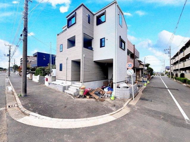 港南区丸山台2丁目　新築戸建ての前面道路含む現地写真|◆住宅ローンのご相談や周辺環境のご案内も含め、ローンに詳しい、地元に詳しいスタッフがお出迎えさせていただきます。お気軽にご相談ください。