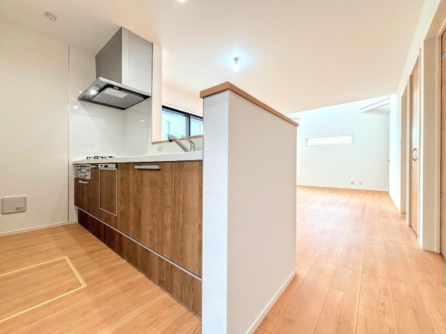 港南区丸山台2丁目　新築戸建てのその他|【モデルハウス】◆キッチンからダイニングやリビングが見渡せるキッチン。料理をしながら家族とコミュニケーションをとれるだけでなく、大きな開放感も得られることができます。