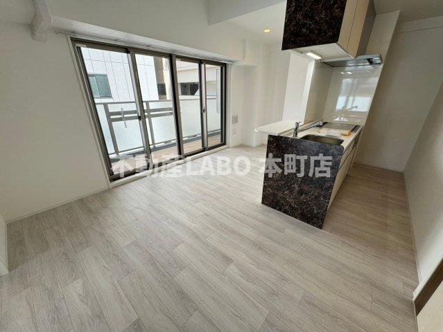 セレニテフラン難波の居間・リビング