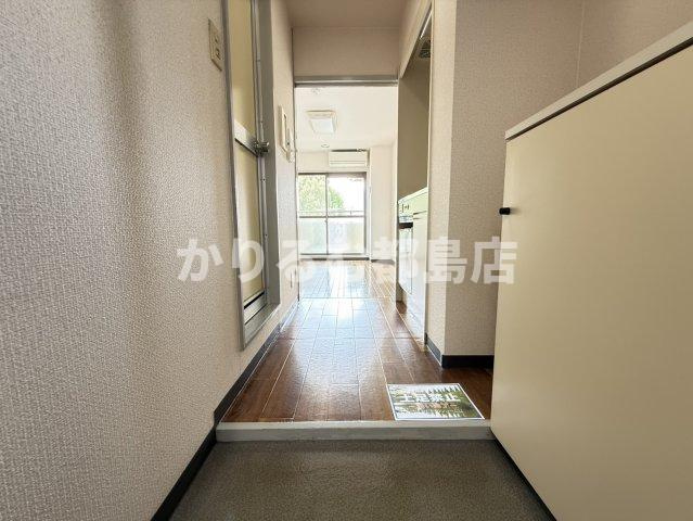 ハイツしらゆりの玄関