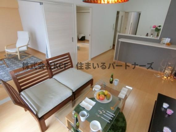 センチュリー中央の居間・リビング|こちらのリビングで趣味の時間をお楽しみください