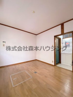 【居間・リビング】 | 　門真市柳田町13戸建貸家 | ゆったり過ごせる居間です