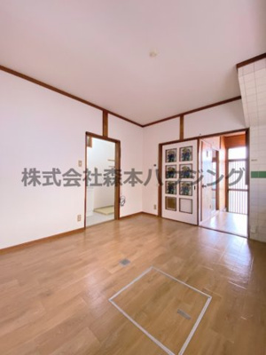 【居間・リビング】 | 　門真市柳田町13戸建貸家 | ゆったり過ごせる居間です