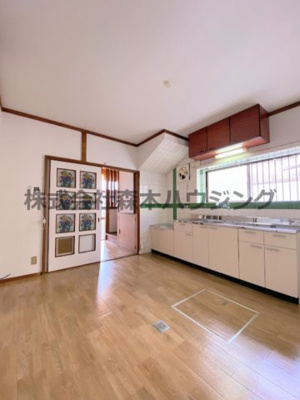 【居間・リビング】 | 　門真市柳田町13戸建貸家 | こちらの居間で趣味の時間をお楽しみください