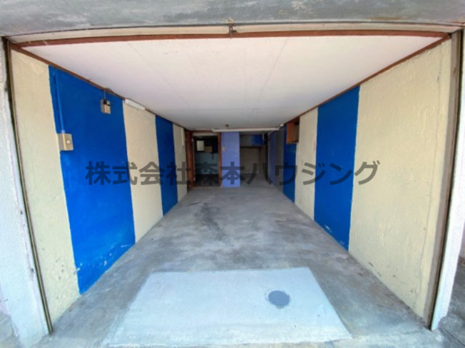 【駐車場】 | 　門真市柳田町13戸建貸家 | 駐車場に車を止められます
※現地サイズ確認をお願い致します。