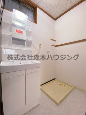 【洗面所】 | 　門真市柳田町13戸建貸家 | スペースが確保できる洗面所です