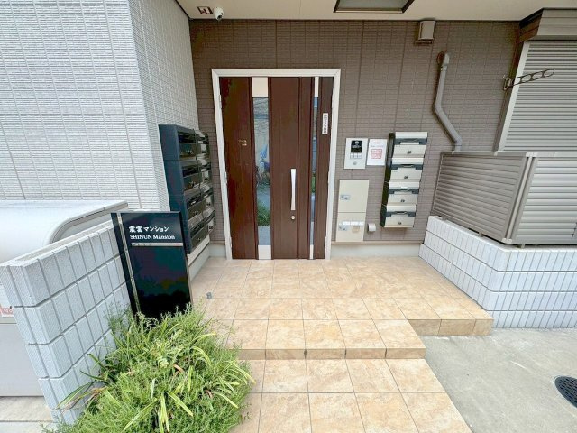 震雲マンションのエントランス