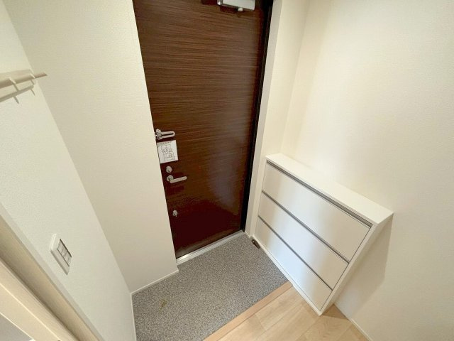 震雲マンションの玄関