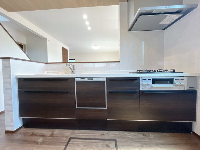 熊谷市久下　新築戸建のキッチン|キッチンの収納も充実☆食洗器完備で家事も楽々♪生活の質が向上すること間違いなしの充実設備です。