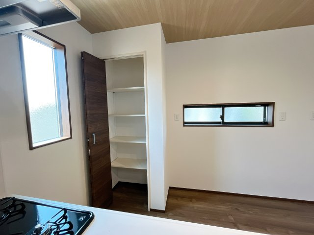 熊谷市久下　新築戸建の収納|キッチン後ろに可動棚付収納！