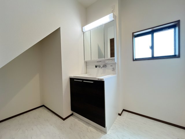 熊谷市久下　新築戸建の独立洗面台|ゆとりの洗面スペースで朝の身支度も快適スムーズに。３面鏡で髪のセットやお化粧もストレスなくこなせ、朝から気分良く通勤通学に向かえそうですね！鏡の裏にはたっぷりと収納スペースを標準装備