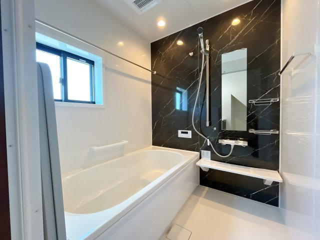 熊谷市久下　新築戸建の浴室|ゆったり寛げる1坪タイプのシステムバス。足を伸ばしてゆっくりとくつろげます。お子様と一緒に入ってもゆとりがありますね♪便利な浴室乾燥機付き！