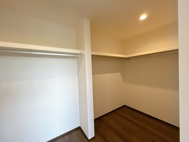 熊谷市久下　新築戸建の収納|お洋服を大切にされる方に大変喜ばれる、ウォークインクローゼット。お洋服以外にも掃除機やスーツケースなどを一箇所に集約できるのは魅力ですね！扉が一箇所ですので、お部屋の見た目にもスッキリ！
