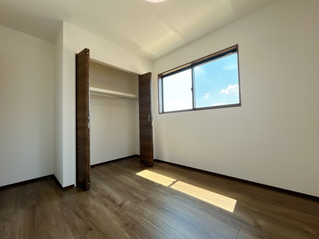 熊谷市久下　新築戸建の洋室|２階居室は全室収納あり！たっぷりある収納活用でお部屋もキレイを保てます♪