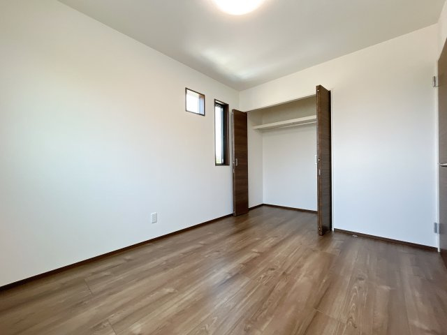 熊谷市久下　新築戸建の洋室|２階居室は全室収納あり！たっぷりある収納活用でお部屋もキレイを保てます♪