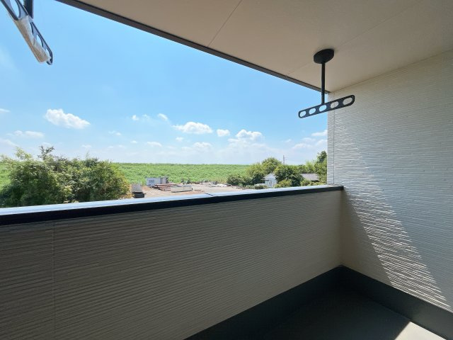 熊谷市久下　新築戸建のバルコニー|インナーバルコニーで突然の雨でも安心♪直射日光を防げるので、紫外線を気にせず自然の光や風を感じながら日光浴もできちゃいます♪