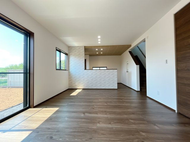 熊谷市久下　新築戸建の居間・リビング|広々リビング×対面キッチンで家族の会話も弾みます♪家族団らんの秘訣は間取りにあり☆夢のマイホームを一緒に叶えましょう！