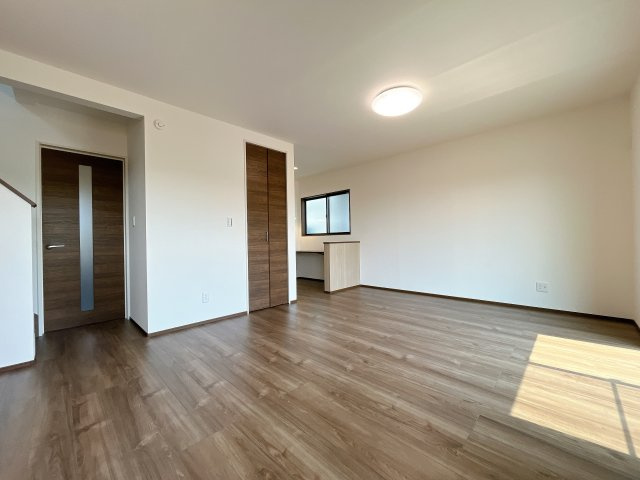 熊谷市久下　新築戸建の居間・リビング|大きな窓のあるリビングは、陽光あふれる明るい空間です。居心地良く、ご家族皆がゆったり寛げる憩いの空間となりそうです。