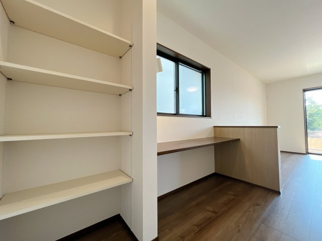 熊谷市久下　新築戸建の収納|リビング内のフリースペースにカウンターと可動棚完備！