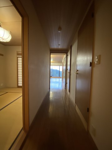 熱海竹の沢ビバリーハイツの内装|リビングに続く廊下