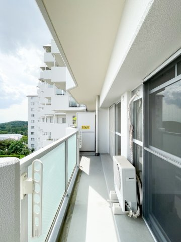 逆瀬川パークマンションのバルコニー|陽当たり良好なバルコニーです
