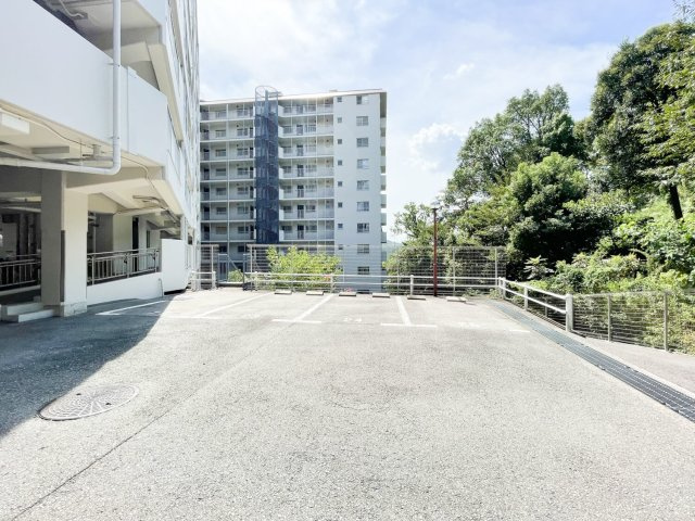 逆瀬川パークマンションのその他|駐車場があります