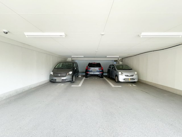 逆瀬川パークマンションの駐車場