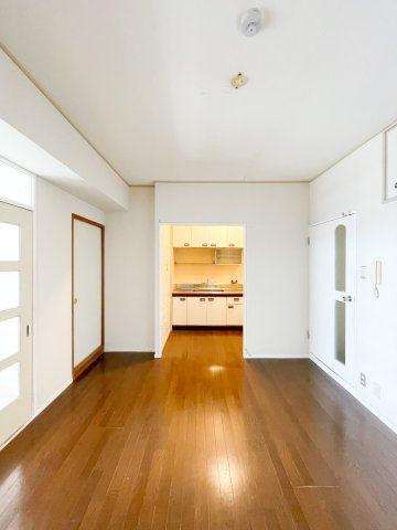 逆瀬川パークマンションの洋室|こちらのリビングで趣味の時間をお楽しみください