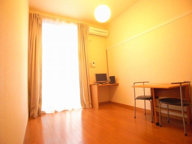 レオパレスシュテルンの居間・リビング|こちらのリビングで趣味の時間をお楽しみください