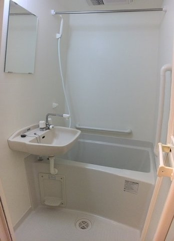 レオパレスベルコンフォートの浴室|コンパクトで使いやすいお風呂です