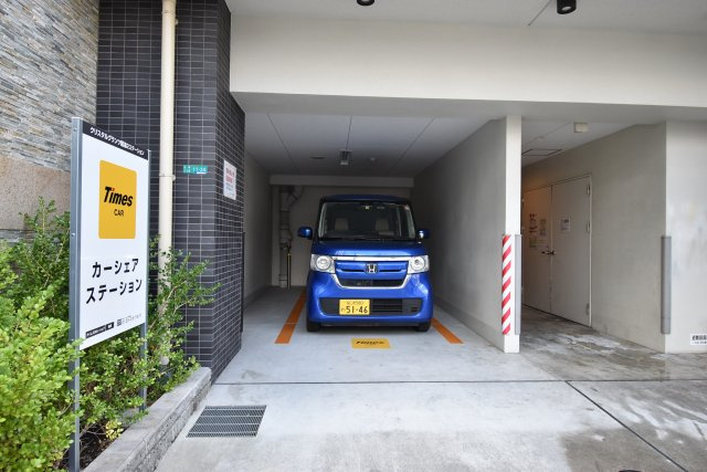クリスタルグランツ難波Ⅱの駐車場