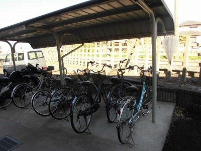 レオパレスアムールⅢのその他|屋根付き駐輪場です。