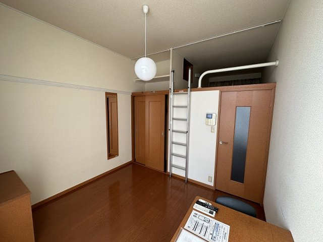 レオパレス御本丸壱番館の寝室|2階、3階は絨毯床となります