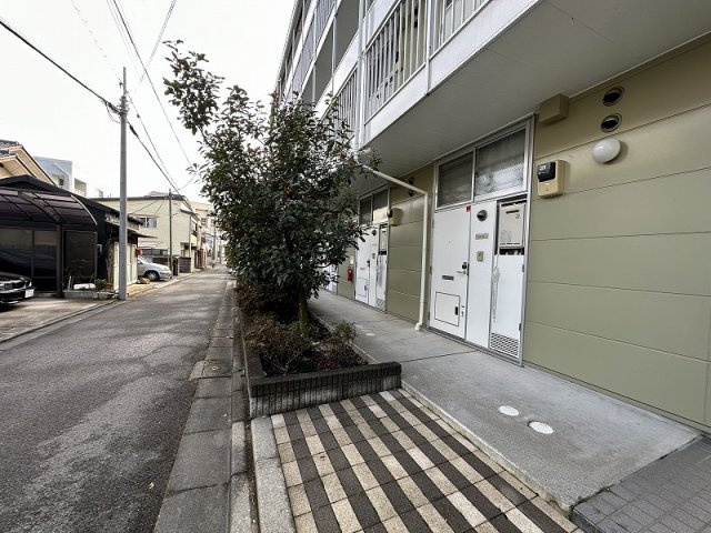 レオパレス御本丸壱番館の玄関