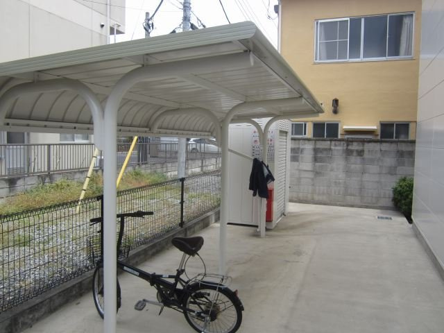 レオパレスアミティエのその他|屋根付き駐輪場です。