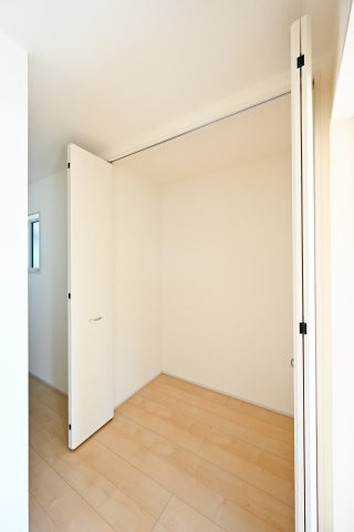 【収納】 | 桐生第25相生町 リーブルガーデン 2号棟 | 広々としたクローゼットでお部屋はいつでもスッキリクリアに！