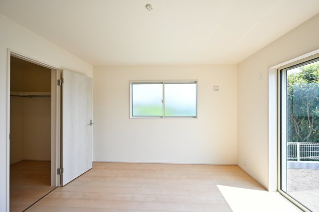 【洋室】 | 桐生第25相生町 リーブルガーデン 2号棟 | 日当たりのよい寝室は大容量のウォークインクローゼット付き！