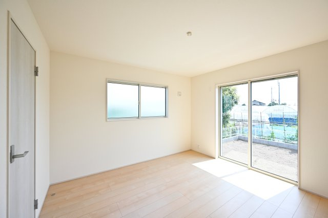 【洋室】 | 桐生第25相生町 リーブルガーデン 2号棟 | 寛ぎの時間を紡ぎだす主寝室。大型ベッドを置いても余裕です。