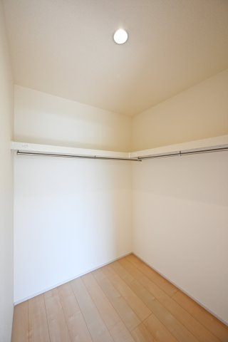 【収納】 | 桐生第25相生町 リーブルガーデン 2号棟 | 憧れのウォークインクローゼットでお洋服もたっぷり収納！