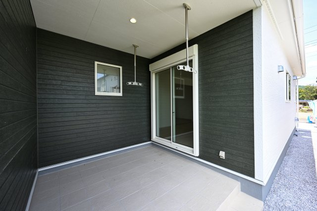 【バルコニー】 | 桐生第25相生町 リーブルガーデン 2号棟 | 中庭のタイルテラスは屋根付きなので、急な雨の時も安心♪竿受けも設置済み！