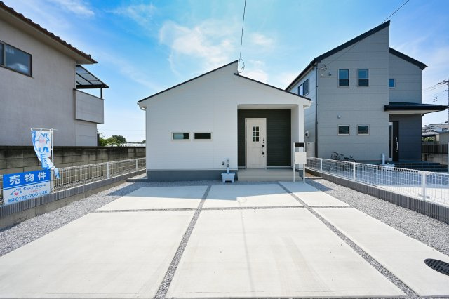 【外観】 | 桐生第25相生町 リーブルガーデン 2号棟 | スッキリクリアな青空に映えるエクステリア！
日当たり良好な立地です♪