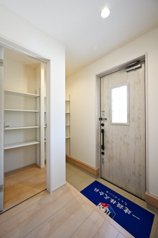 【玄関】 | 桐生第25相生町 リーブルガーデン 2号棟 | 明るく広々した玄関がお出迎えします♪