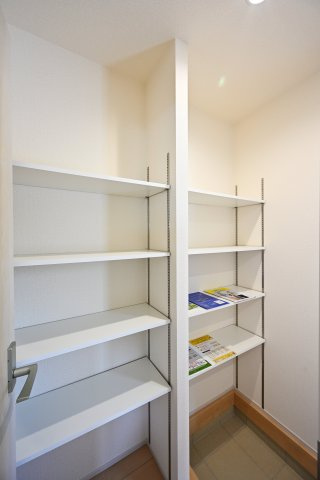 【収納】 | 桐生第25相生町 リーブルガーデン 2号棟 | 大型のシューズボックスがあるので、家族全員の靴をしっかり収納！玄関スッキリ！