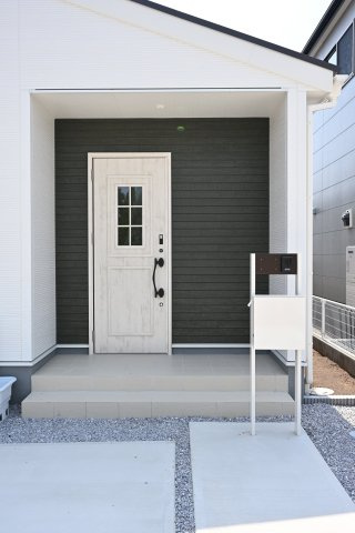 【玄関】 | 桐生第25相生町 リーブルガーデン 2号棟 | 玄関はディンプルキー＆ダブルロックドア採用で防犯対策もバッチリです！