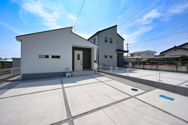 【駐車場】 | 桐生第25相生町 リーブルガーデン 2号棟 | 並列２台駐車可能なゆとりのカースペース！