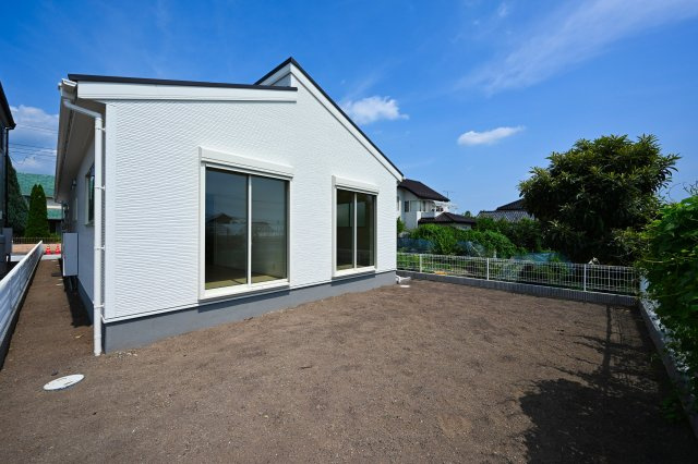 【庭】 | 桐生第25相生町 リーブルガーデン 2号棟 | 広々としたお庭でバーベキューやガーデニングも楽しめます♪